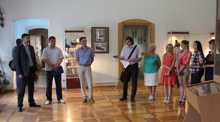 17 июня 2015 г. в Крымском этнографическом музее открылась выставка изделий Златоустовской оружейной компании